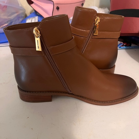 Michael Kors Finley Luggage Flat Bootie Ankle Boots - Picture 4 of 6